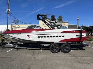 2016 Malibu Boats 23 LSV